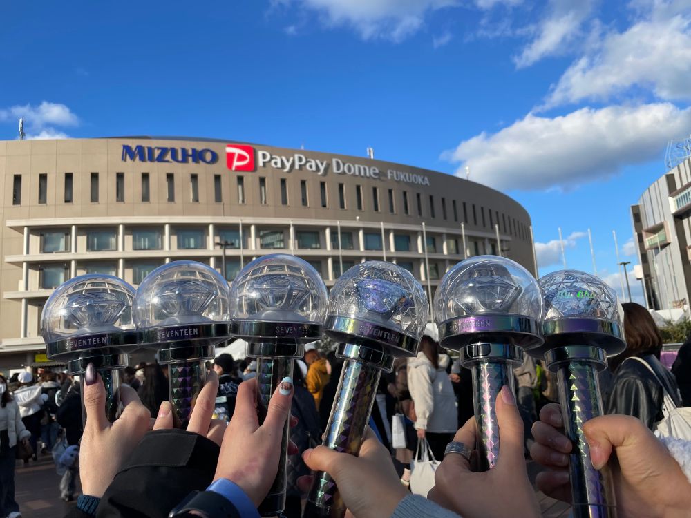 みずほPayPayドームを背景に、CARAT棒（SEVENTEENのペンライト）が6本並んでいる