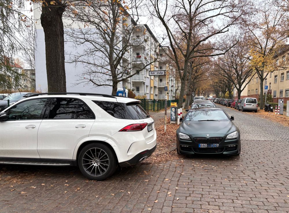 2 Autos versperren den Übergang zur Kreuzung