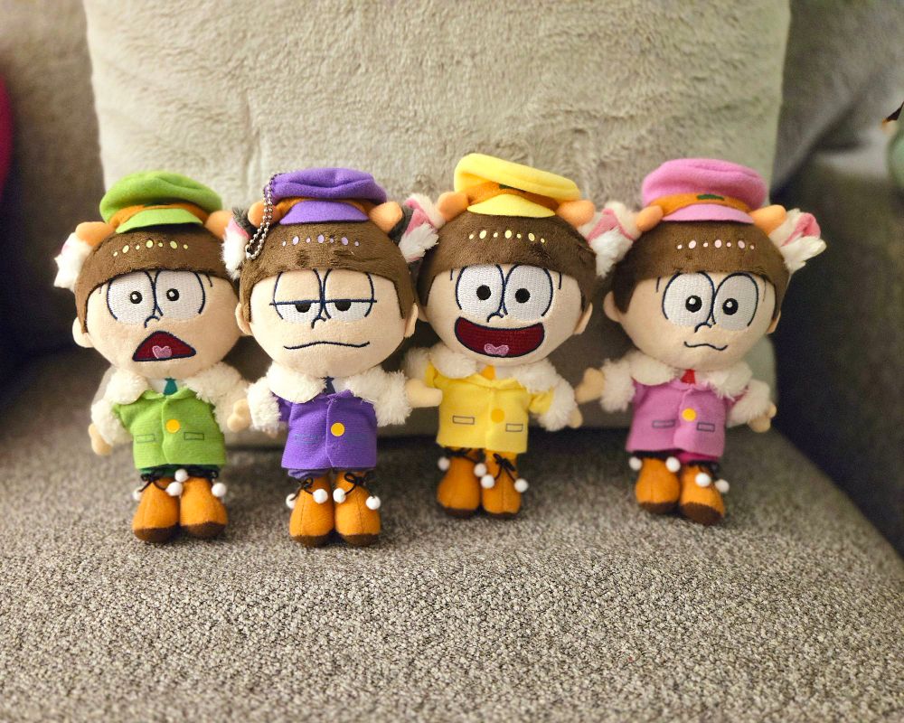 Picture of Choromatsu, Ichimatsu, Jyushimatsu, and Todomatsu from the goat mailmen merch line.