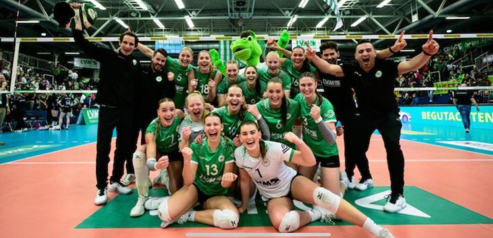 Mannschaftsfoto des USC Münster nach dem Sieg im Halbfinale des DVV Pokals. Foto: Conny Kurth