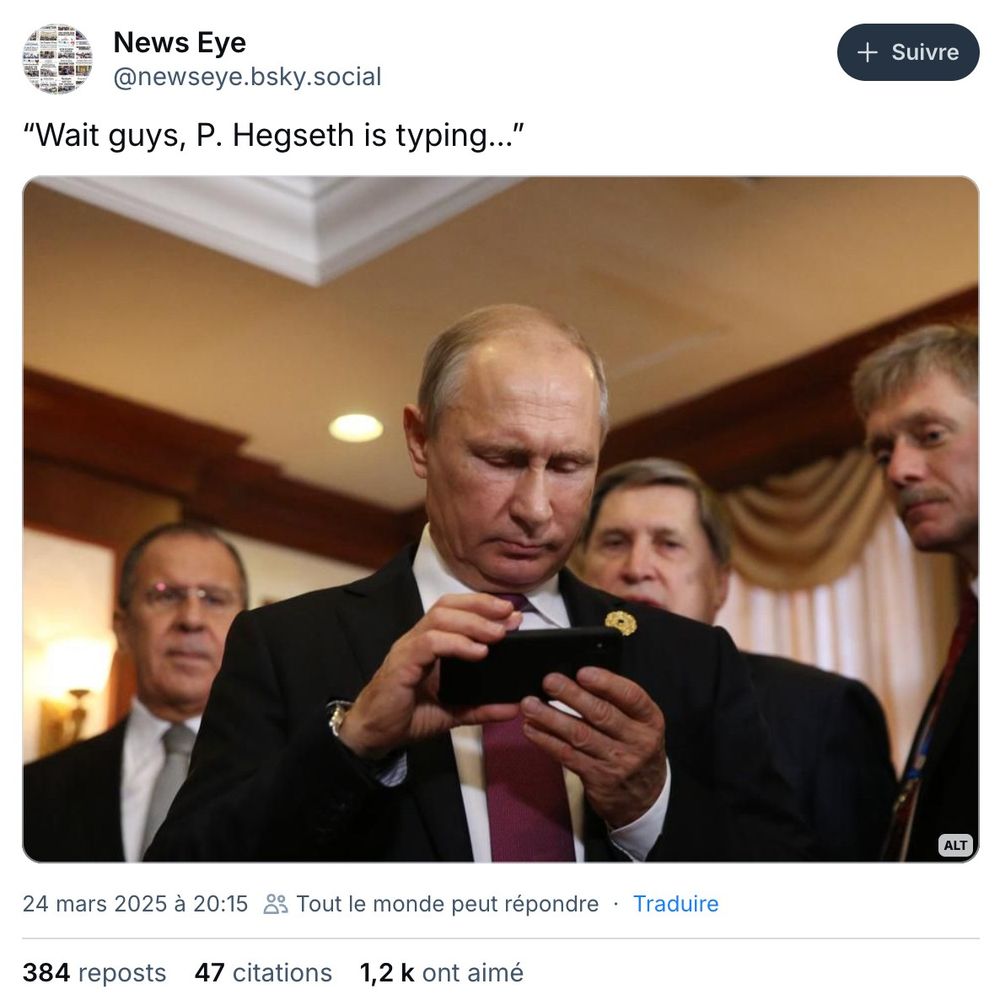 Capture d'écran d'un message de @newseye.bsky.social avec une photo de Vladimir Poutine, entouré de conseillers, qui regarde, concentré, un téléphone portable. Et ces mots en légende : "Wait guys, P. Hegseth is typing..."