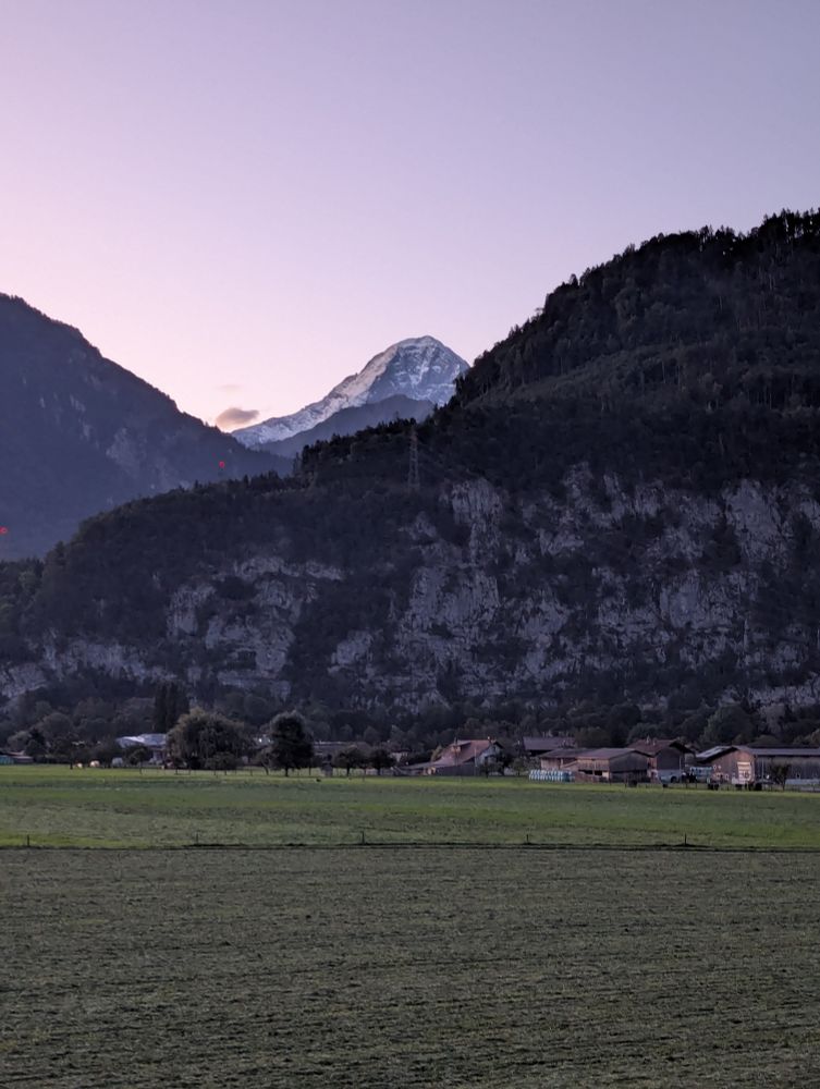 Blick von der Arbeit auf einen schneebedeckten Berg