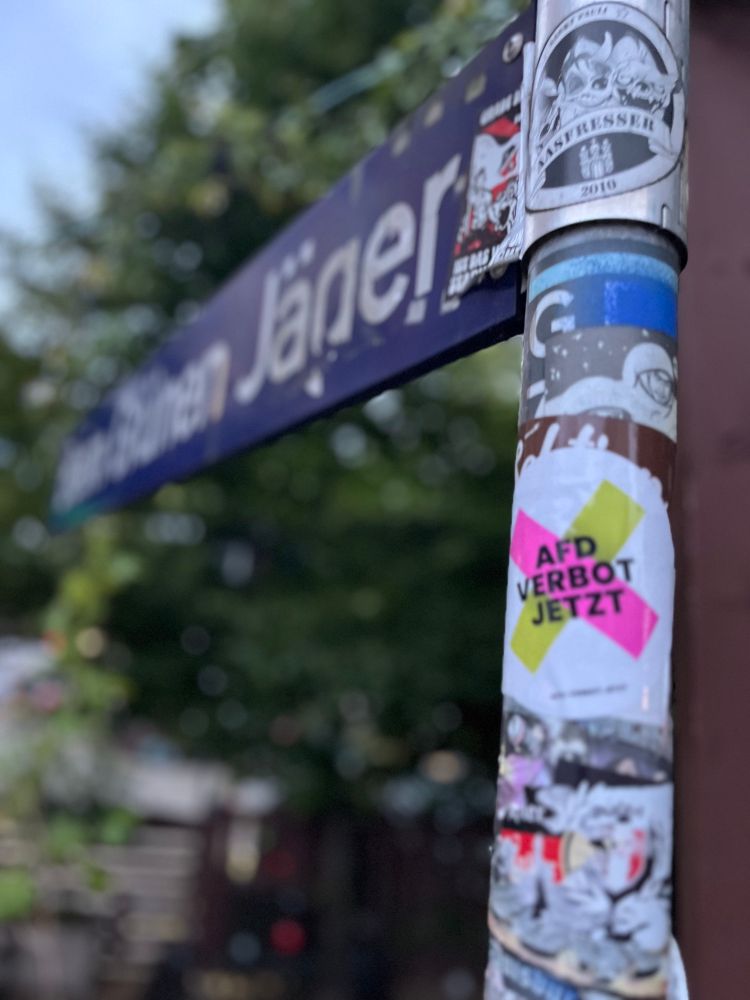Aufkleber von Afdverbot.jetzt am Schild mit Straßenname „Zum Grünen Jäger“ in Hamburg