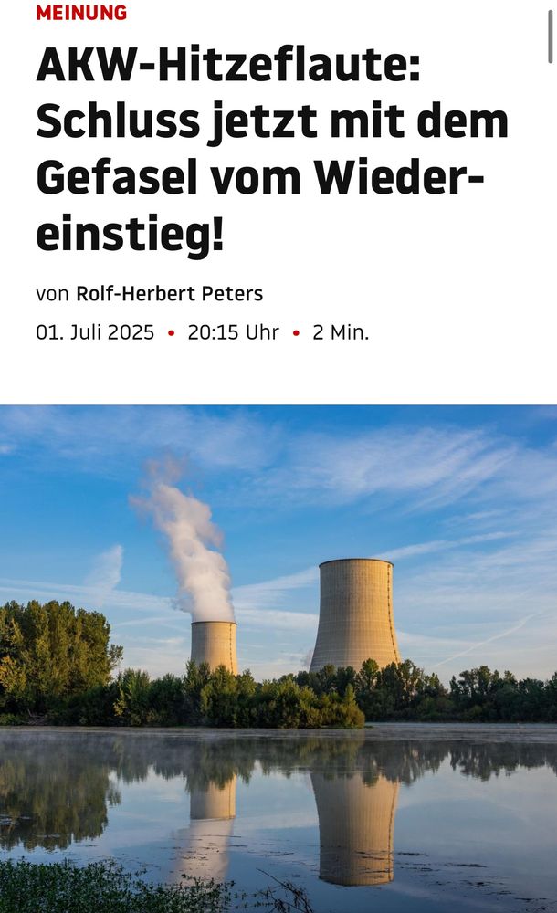 AKW am Fluß mit rauchendem Kühlturm vor sonnigem Himmel