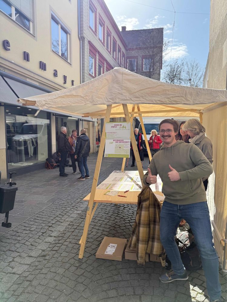 Menschen vor einem Stand
