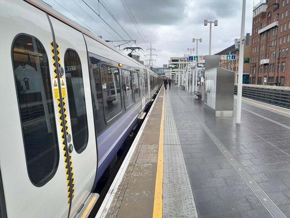 Liz Line Level-Boarding at Old Oak Common? - London Reconnections