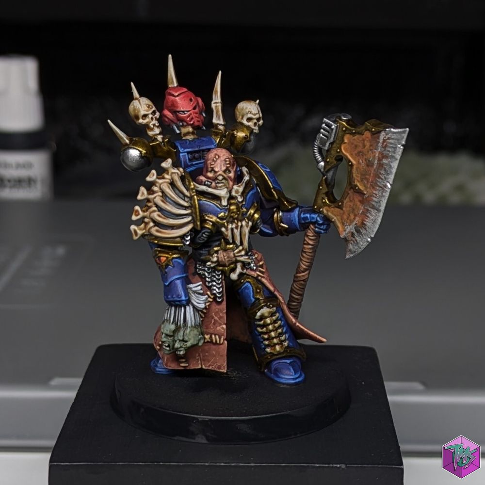Chaos Master of Executions, painted in the Night Lords colour scheme of dark blue, with faded gold trims. 