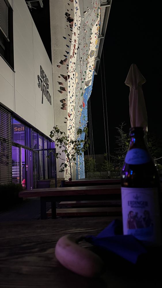 Aussenbistro Bergstation, es ist dunkel, Bier und Banane aufm Tisch