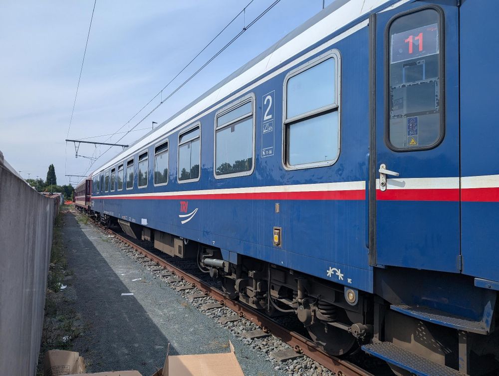 Carriage in tri livery