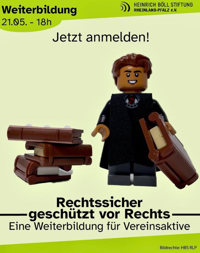 Bild zeigt eine Lego Minifigur im Talar und einem Buch in der Hand. Veranstaltungsankündigung mit dem Titel "Rechtssicher gegen Rechts - eine Weiterbildung für Vereinsaktive" Weiterbildung 21.5., 18 Uhr von der Heinrich Böll Stiftung Rheinland-Pfalz 