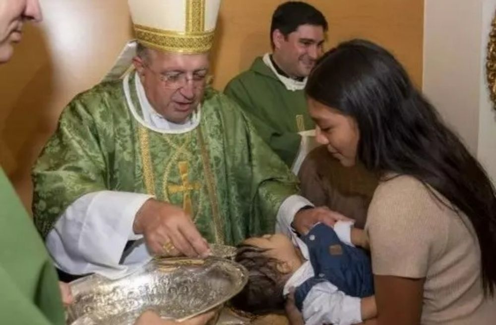 Bispo de Getafe celebra batismo de 17 crianças salvas do aborto - Rádio Aliança