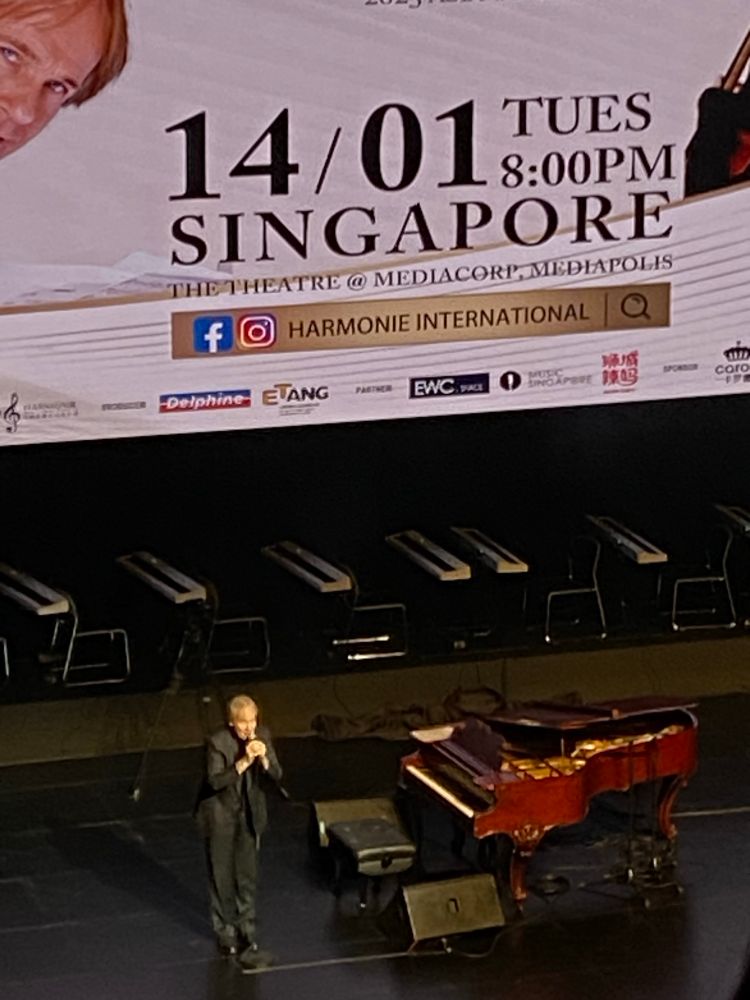 Richard Clayderman addressing the theatre audience towards the end of his concert.