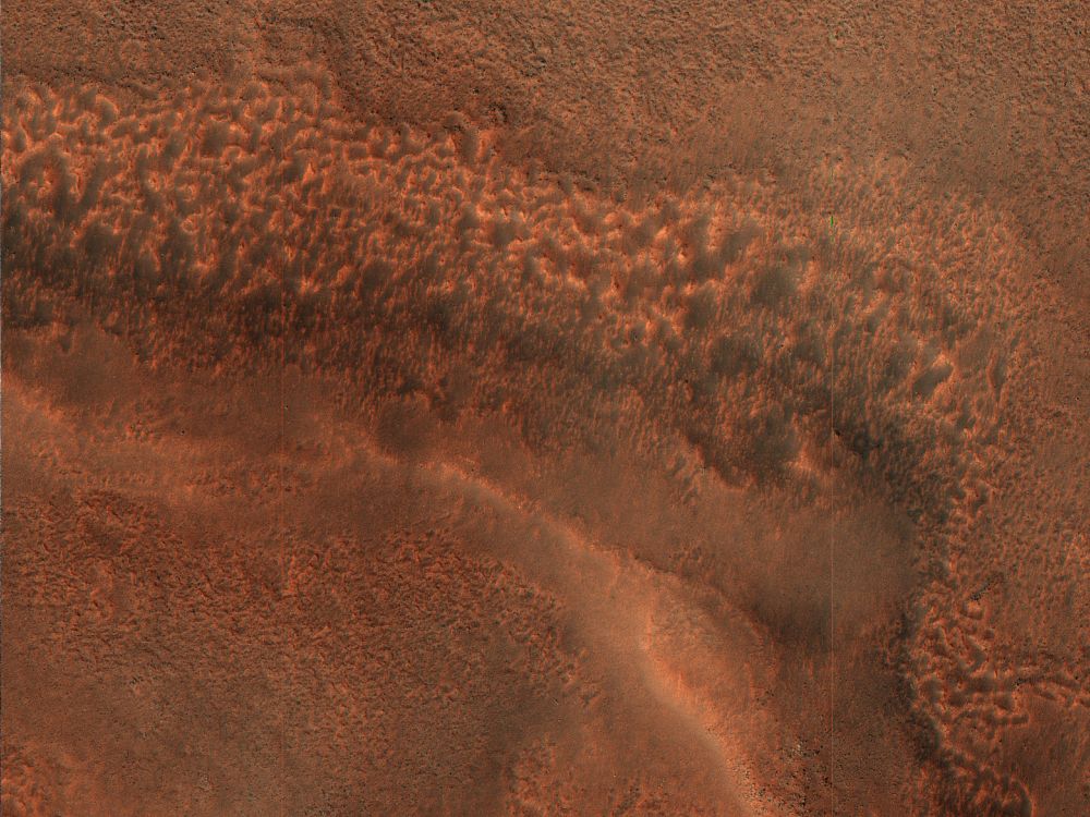 Image shows a closeup of the ridge with two different types of terrain on either side. (NASA/JPL-Caltech/University of Arizona)