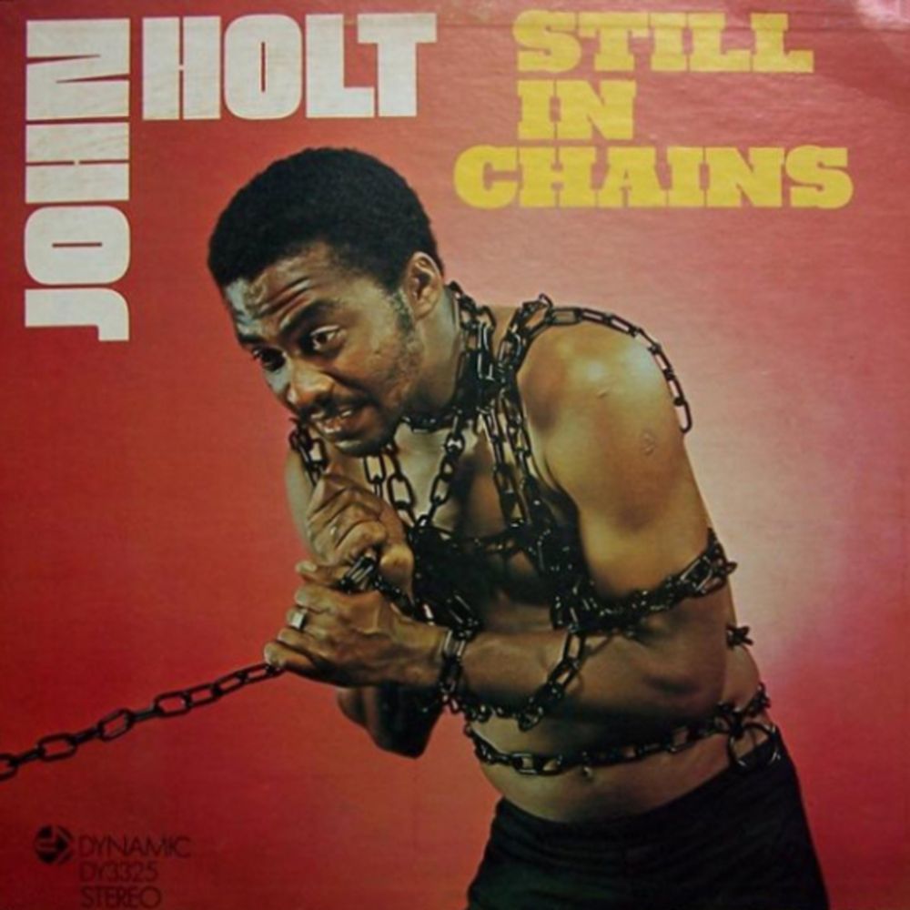 Pochette d'un disque de John Holt ("Still in chains"), sur laquelle il est représenté torse nu et enchaîné. 
