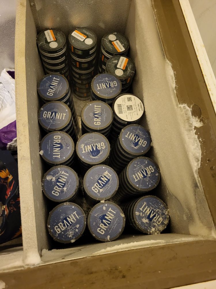 18 stockar snus i en golvfrys 