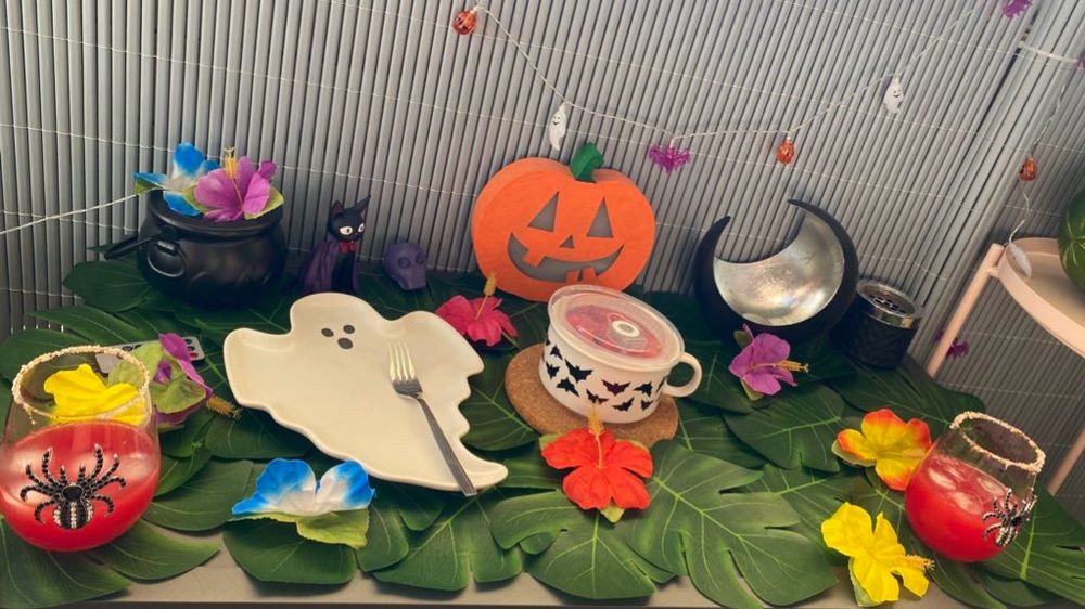 Dekorierter Balkontisch mit diversen süßen Halloween und Sommer Dekogegenständen.