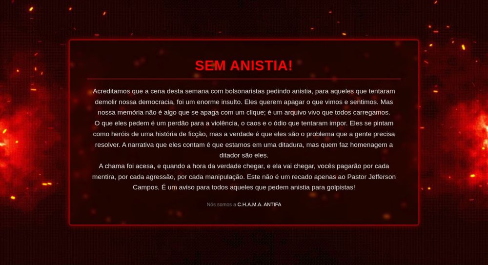 Imagem com fundo vermelho e chamas, trazendo ao centro o texto "SEM ANISTIA!" em letras vermelhas fortes. Abaixo, uma declaração contundente contra pedidos de perdão a bolsonaristas envolvidos em ataques à democracia, afirmando que a memória do povo não será apagada e que haverá responsabilização. Ao final, a assinatura "Nós somos a C.H.A.M.A. ANTIFA", reforçando o tom de resistência e justiça.

