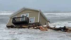 A beach house is collapsing into the ocean 🌊