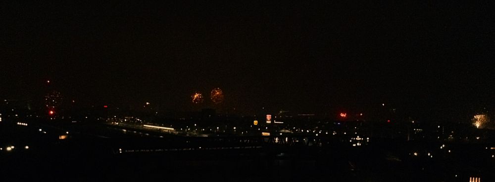 das  bild zeigt eine nacht aufnahme an silvester/neujahr in hamburg im alten hafenmit feuerwerk und sonstigen licheteren