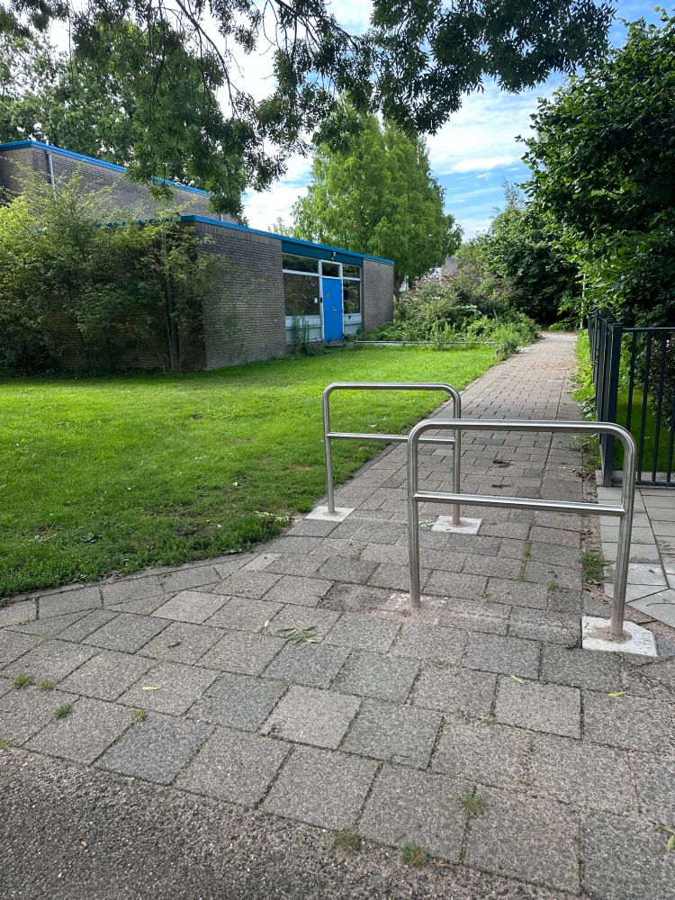 Twee nieuwe hekjes op een voetpad waar veel mensen fietsen. Maar naast die hekjes is een metersbrede grasstrook waardoor ze gewoon om de hekjes heen kunnen crossen 