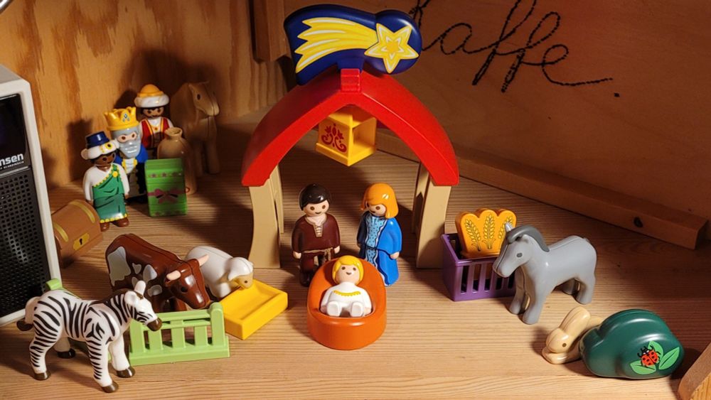 En playmo-julekrybbe. Med stall, vise menn og sebra, men uten gjetere og engler. 