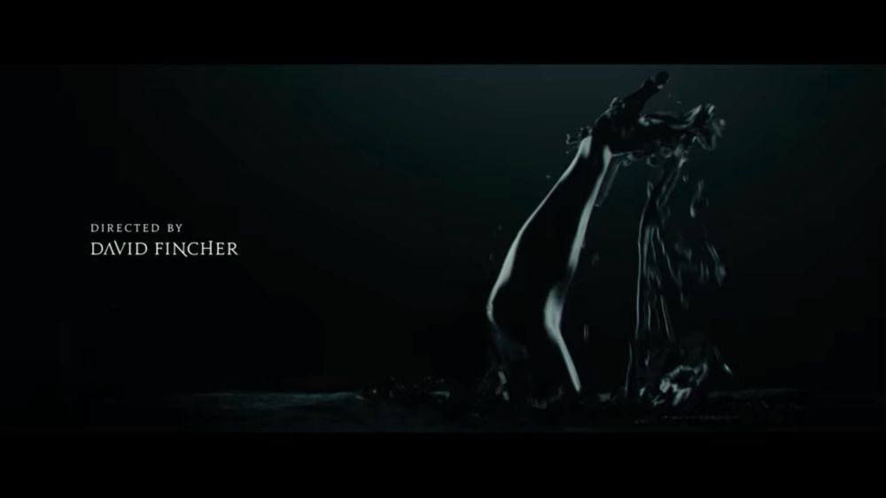 Credits from the Girl with the Dragon Tattoo. On the left, it says « directed by David Fincher. On the right, there are arms coming out of what looks like tar 