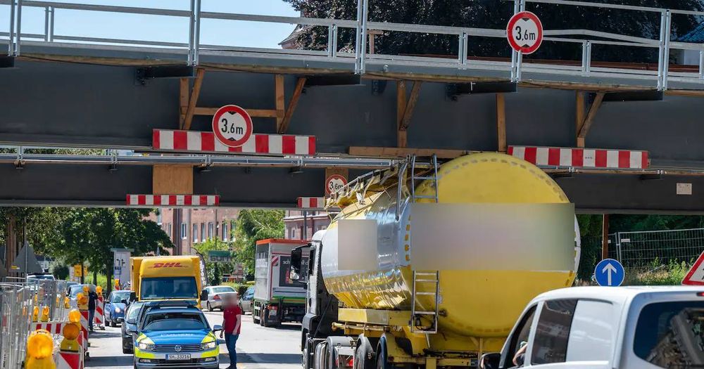 Alte Lübecker Chaussee Kiel: Nächste Lkw-Unfall an Bahnbrücke