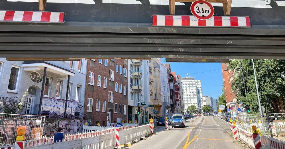 Alte Lübecker Chaussee in Kiel: Nächster Lkw fährt gegen Bahnbrücke