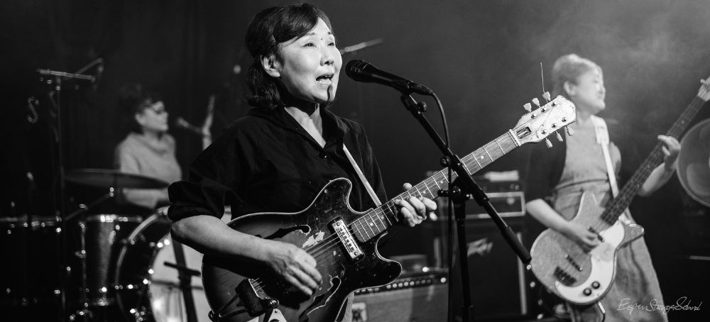 Et band som spiller rock'n'roll (trommer, gitar, bass). 