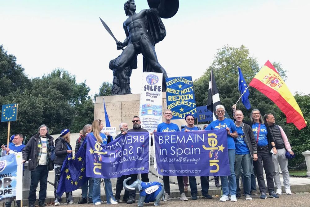 Cientos de británicos se unen a la primera marcha anti Brexit de la era Starmer