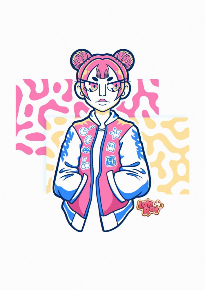 Se ve una imagen central de una chica con dos moñitos y las manos en los bolsillos, llevando una chaqueta ancha con el logo de MAME en los dos brazos y referencias a juegos arcade en las solapas.