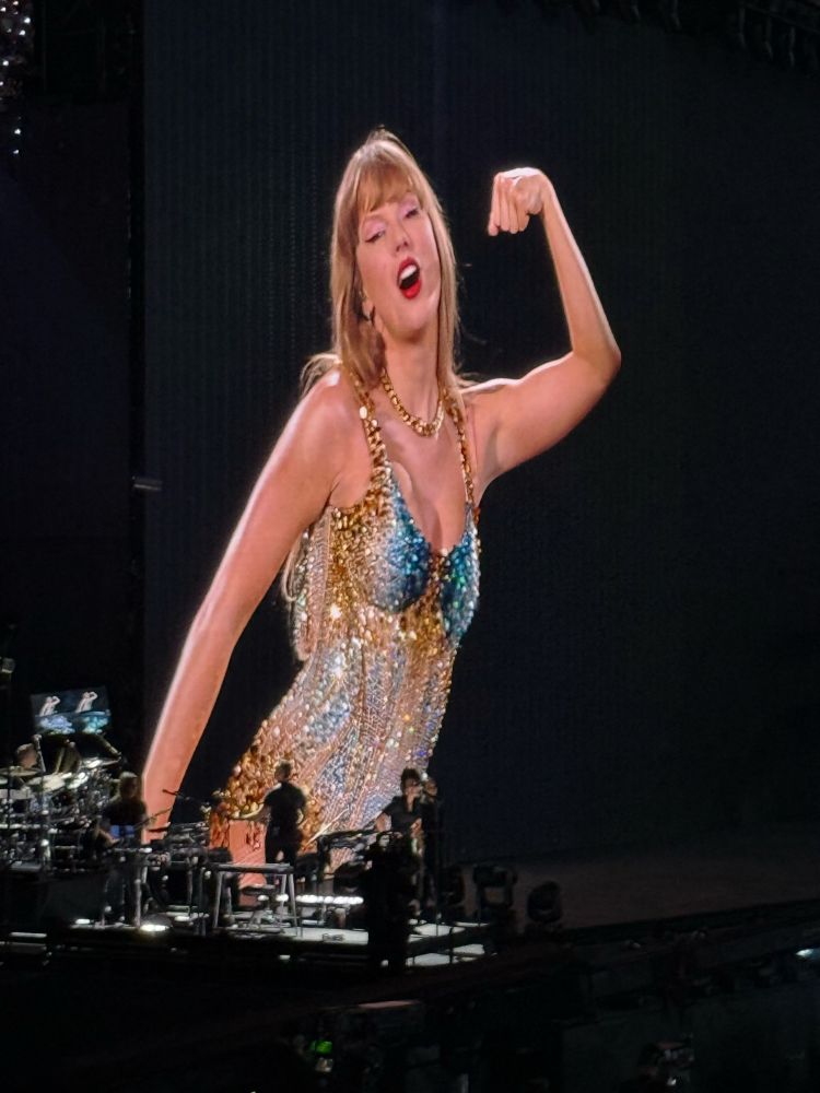 Photo of Taylor Swift flexing her bicep