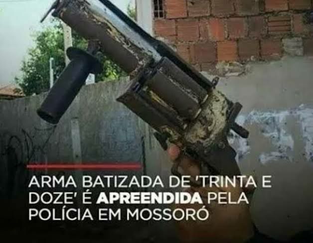 foto de uma arma modificada escrito arma batizada de "trinta e doze" é apreendida pela polícia em Mossoró 
