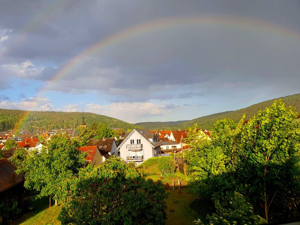 Ein Regenbogen über dem Dorf, aus einem meiner Fenster aufgenommen