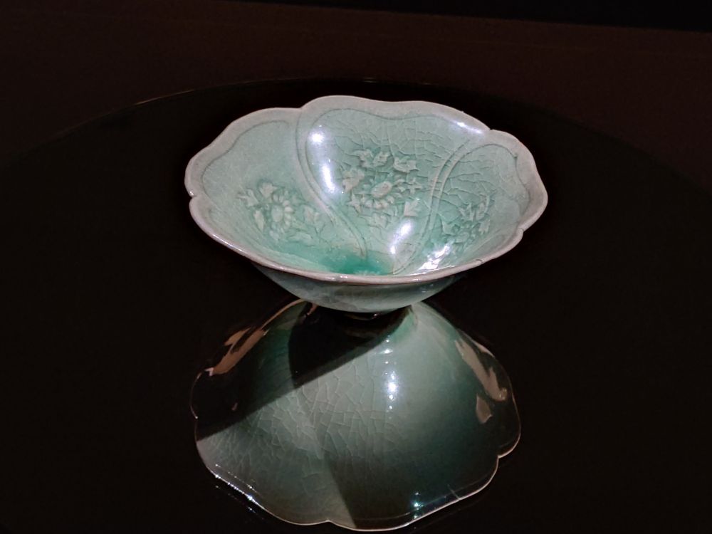 青磁陽刻　菊花文　碗