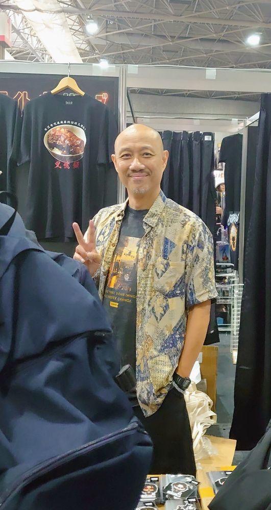 阿七店長のピースサイン