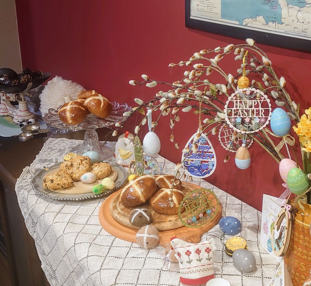 ホットクロスバンズとイースターの飾り