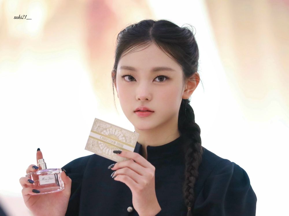 haerin testing a perfume