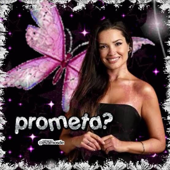 Ex bbb Juliette, mulher branca de cabelo castanho escuro e longo. Ela está sorrindo e usa um tomara-que-caia preto. O fundo da imagem imita o céu a noite com um fundo preto e estrelas rosas. Além disso, tem uma enorme borboleta rosa ao fundo também. Em prata tem escrito "prometa?"