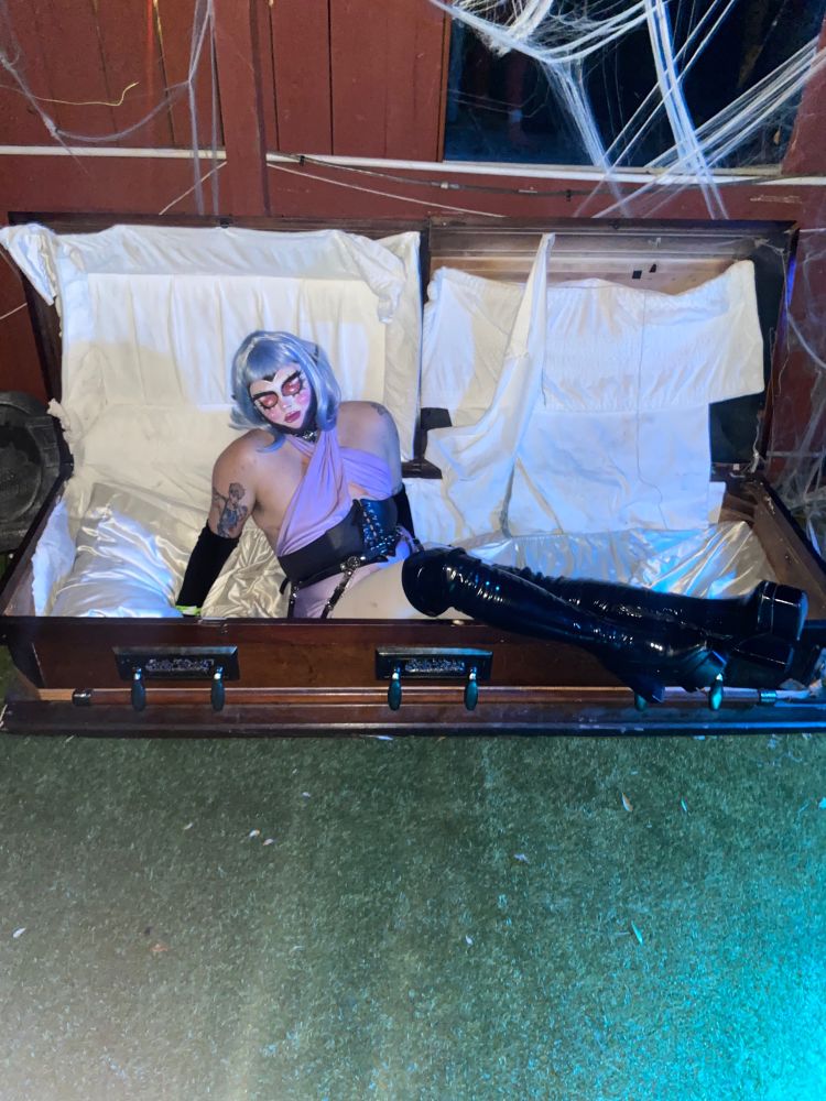 Same as the first picture, but slightly different pose.