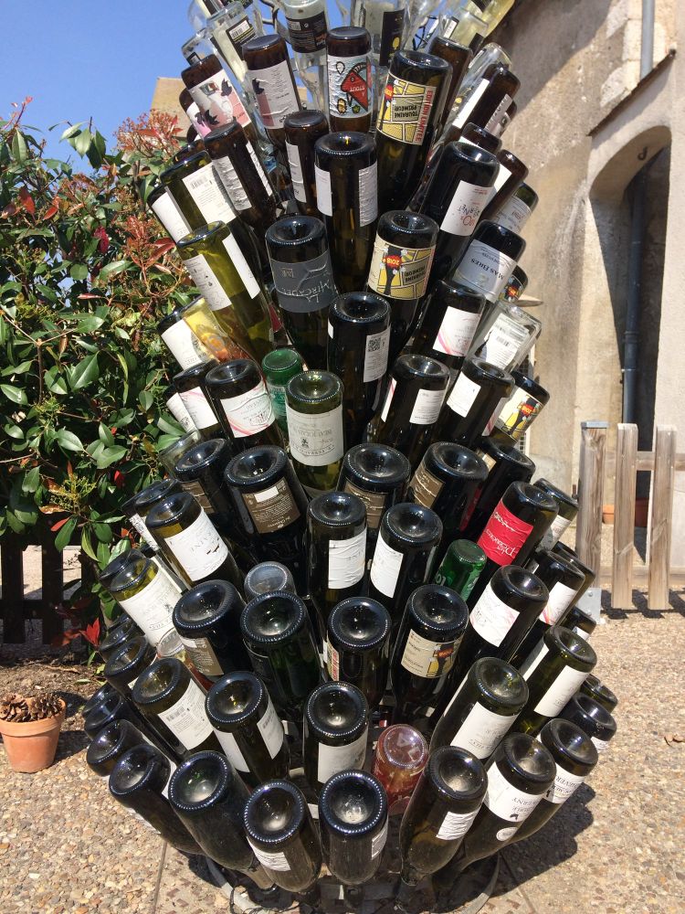 Eine aus leeren Weinflaschen gebaute Tannenbaumimitation.