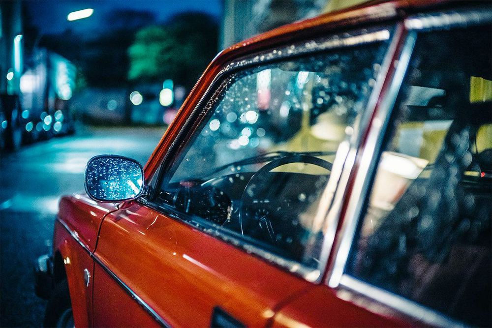 un voiture rouge, photo prise de nuit