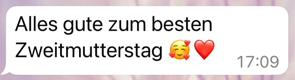 Eine sms mit dem Inhalt „Alles Gute zum besten Zweitmuttertag“ und zwei Herzsmileys