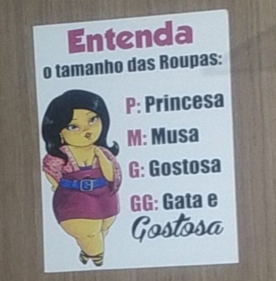 placa com desenho de uma boneca rechonchuda com roupinha rosa escrito 
entenda o tamanho das roupas:
p: princesa
m: musa
g: gostosa 
gg: gata e gostosa 