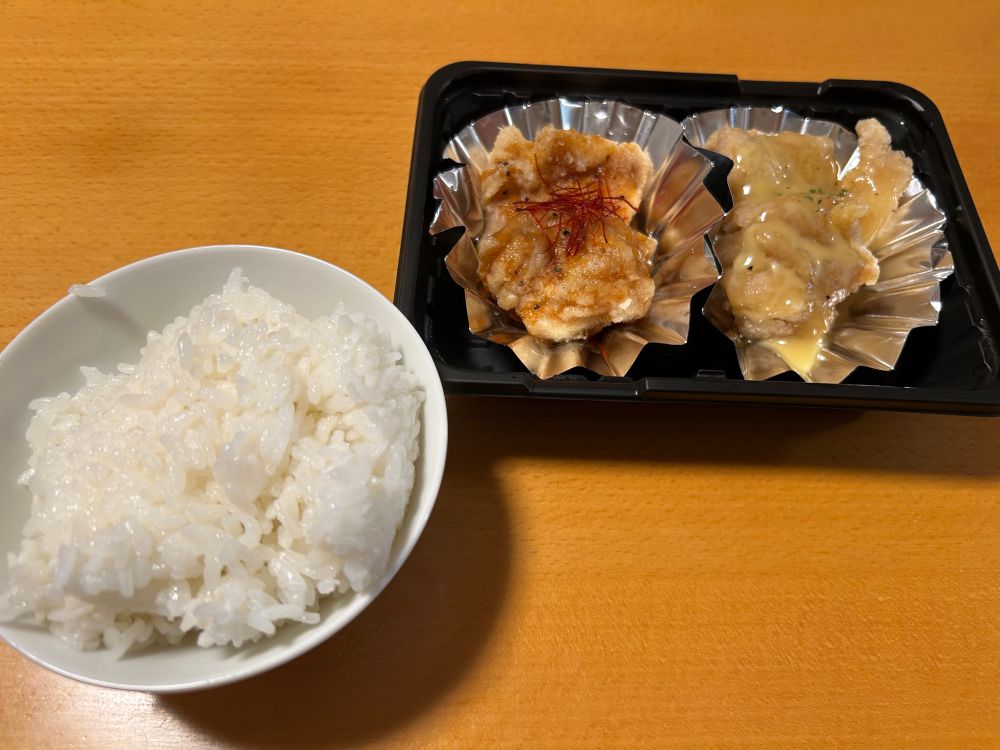 2024年12月16日のうまい飯。
白米と甘酢ダレとマヨダレの唐揚げが一つずつ。