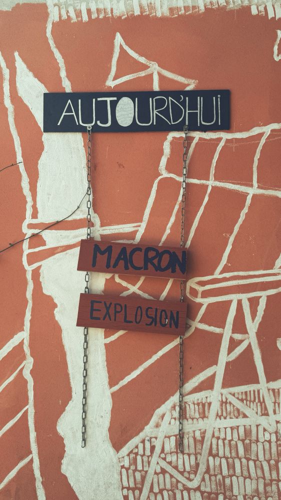 Story supprimée, c’est une photo d’écriteaux qui disent « Aujourd’hui: Macron Explosion »