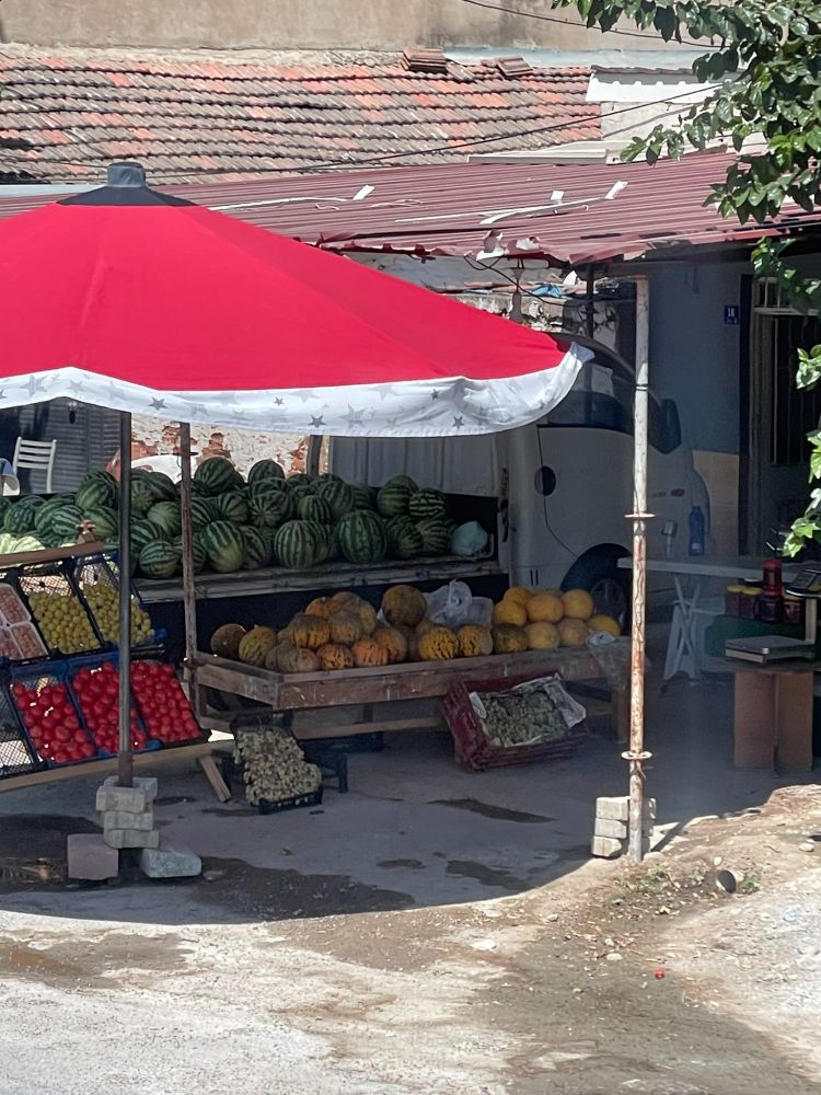 果物屋の画像。西瓜や瓜が写っている。