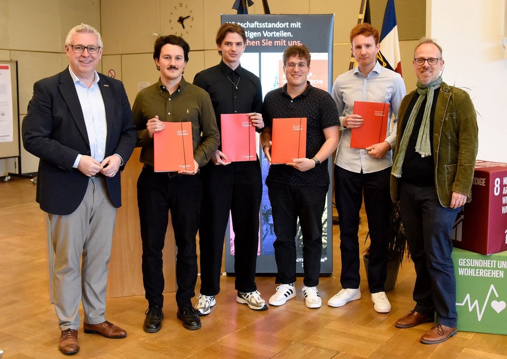 Students Romeo Türemis, Manuel Wirth, Fabian Hoppe, and Julian Wernz (from left to right; with team member Lisa Balsen not pictured) celebrate their Sustainability Prize at the award ceremony, joined by Economic Mayor Thorsten Rhiele, and Education Mayor Dirk Grunert. (Photo: Stadt Mannheim / Thomas Tröster).