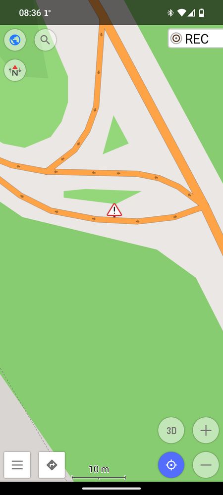 Screenshot von OsmAnd
Ein kleiner Karten Ausschnitt, mit ein paar Straßen ist zu sehen.
An einer Straße ist ein rotes Dreieck mit einem Ausrufezeichen zu sehen. 