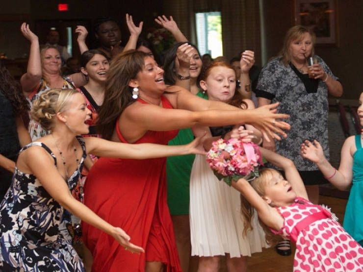 Attrape le bouquet de mariée lancé au hasard.